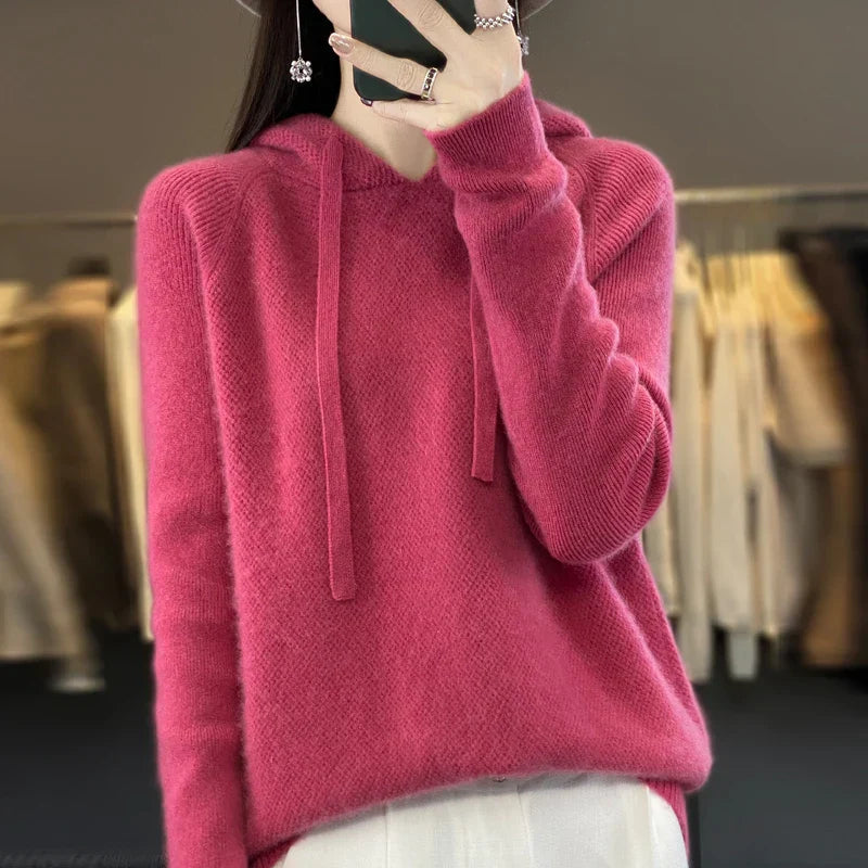 Dzianinowy sweter z kapturem o miękkiej fakturze