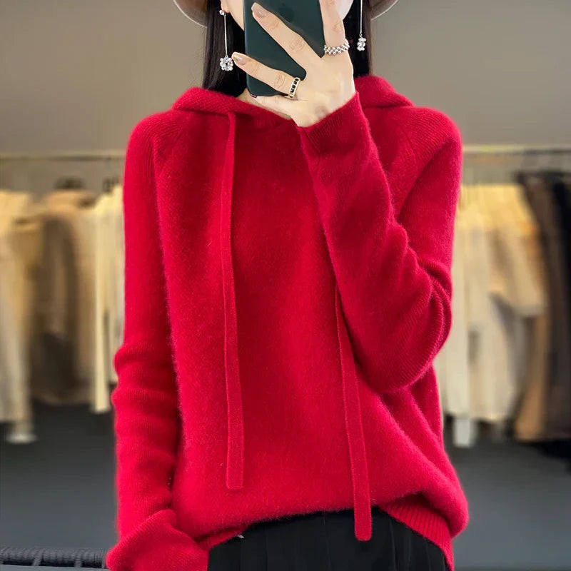Dzianinowy sweter z kapturem o miękkiej fakturze