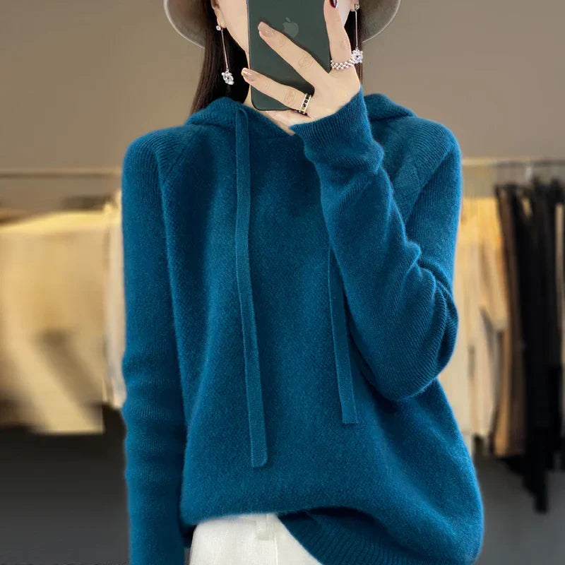 Dzianinowy sweter z kapturem o miękkiej fakturze