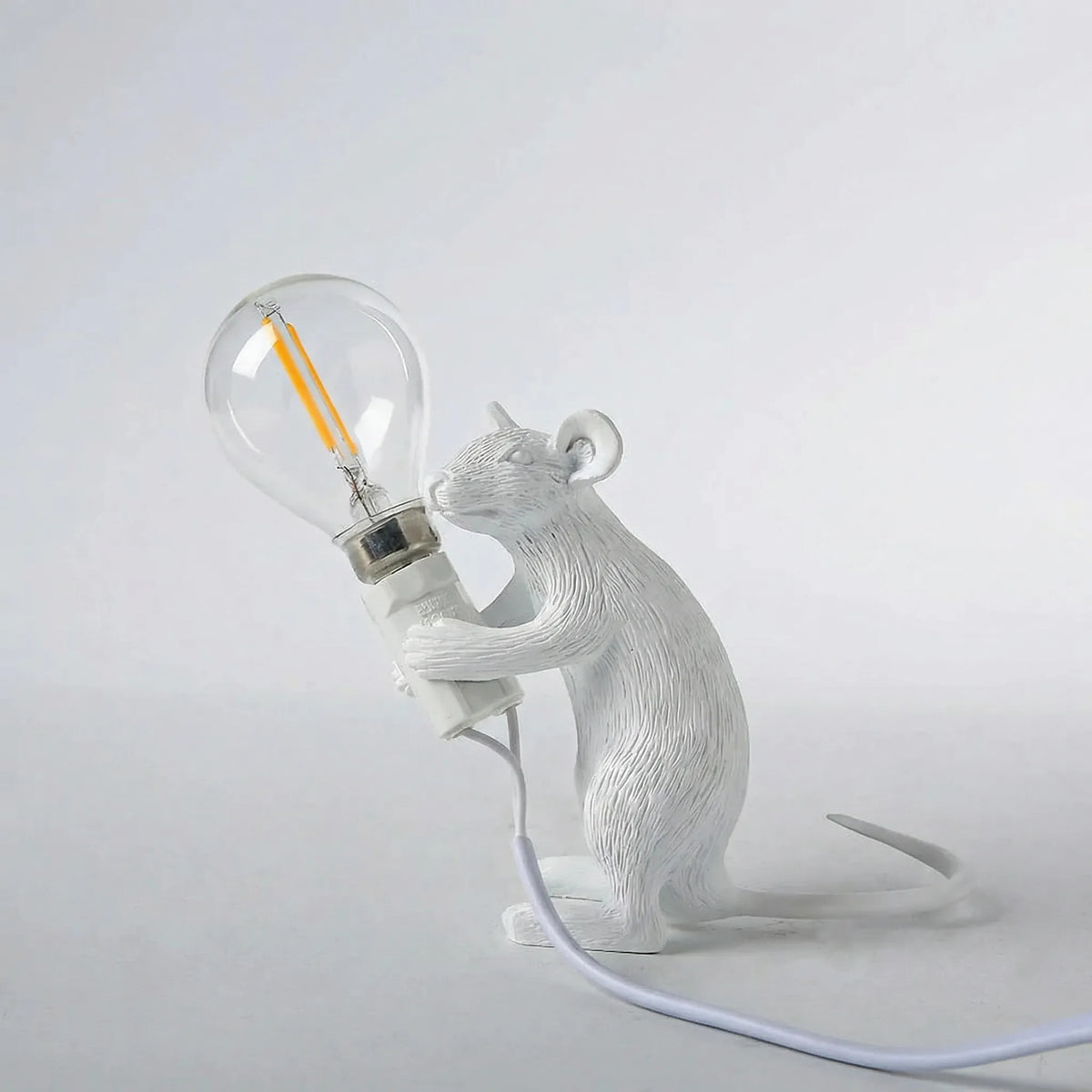 Figuralna lampa stołowa w kształcie myszy