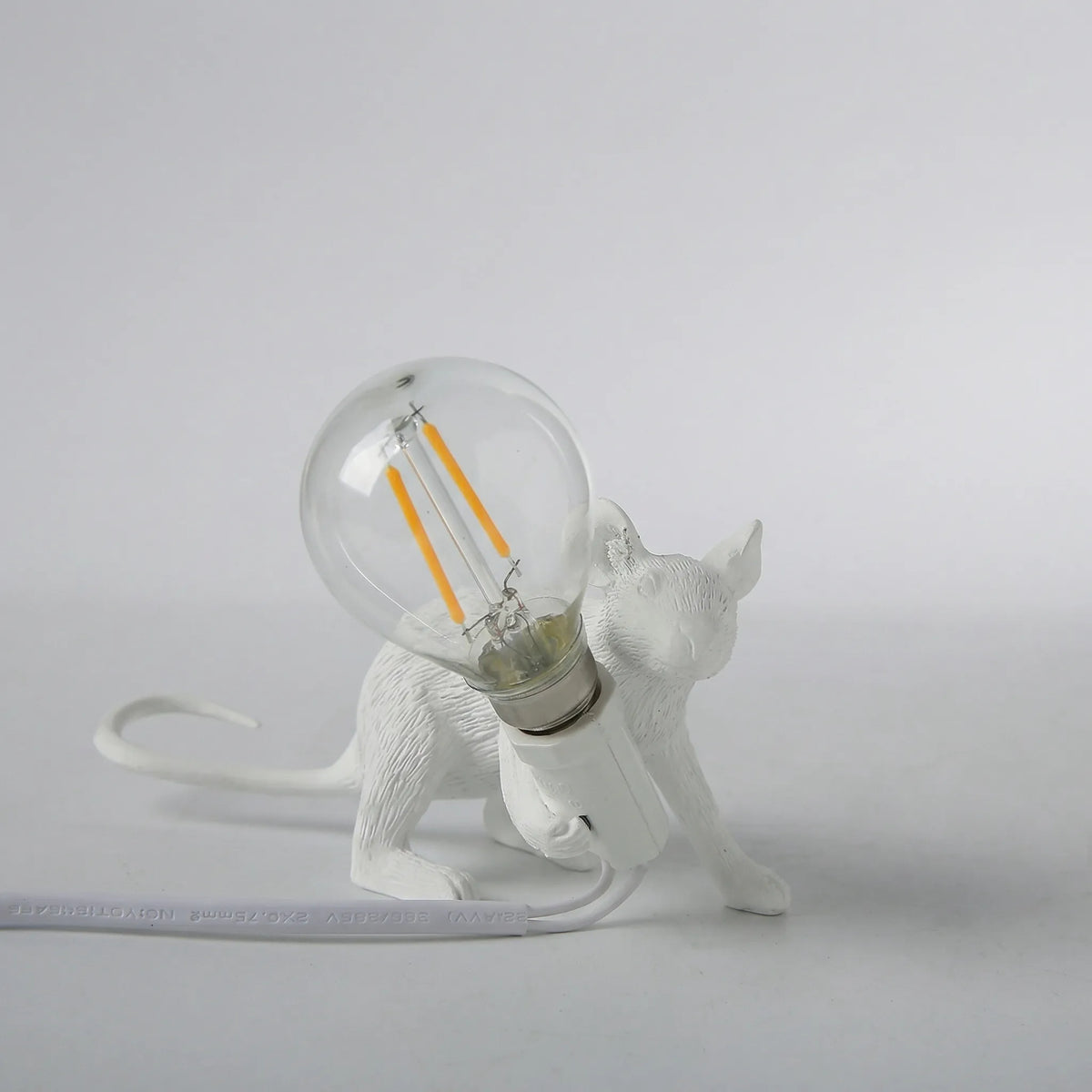 Figuralna lampa stołowa w kształcie myszy