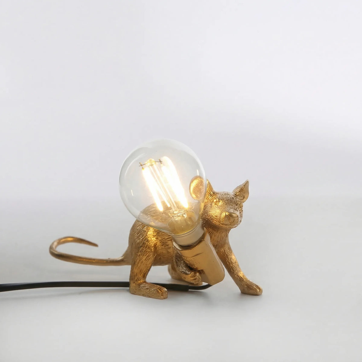 Figuralna lampa stołowa w kształcie myszy