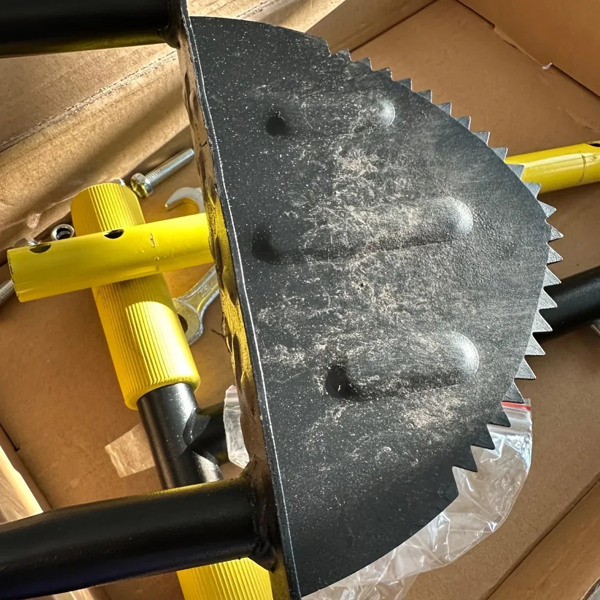 Glevato | EdgeMaster Lawn Edger | Half-Moon Design with Wavy Edge | Manual Tool for Clean Lawn Edges & Beds