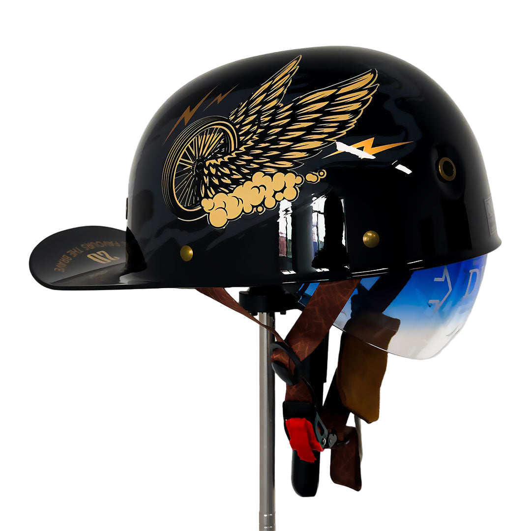 Kask motocyklowy w stylu czapki z daszkiem