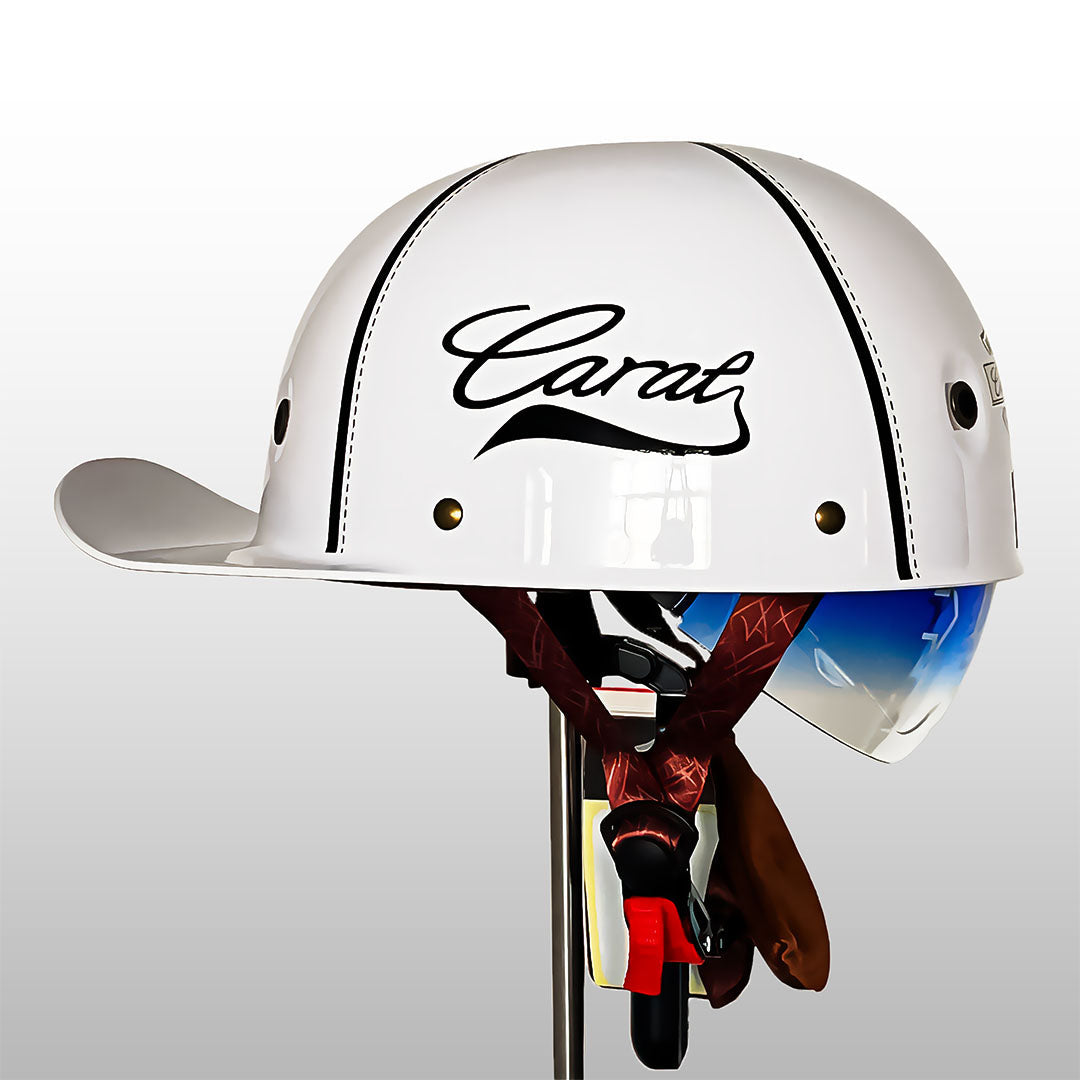 Kask motocyklowy w stylu czapki z daszkiem