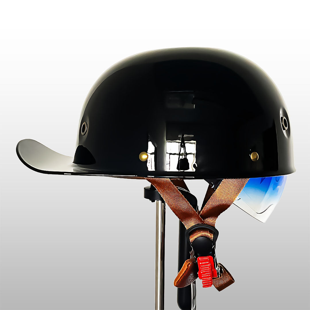 Kask motocyklowy w stylu czapki z daszkiem