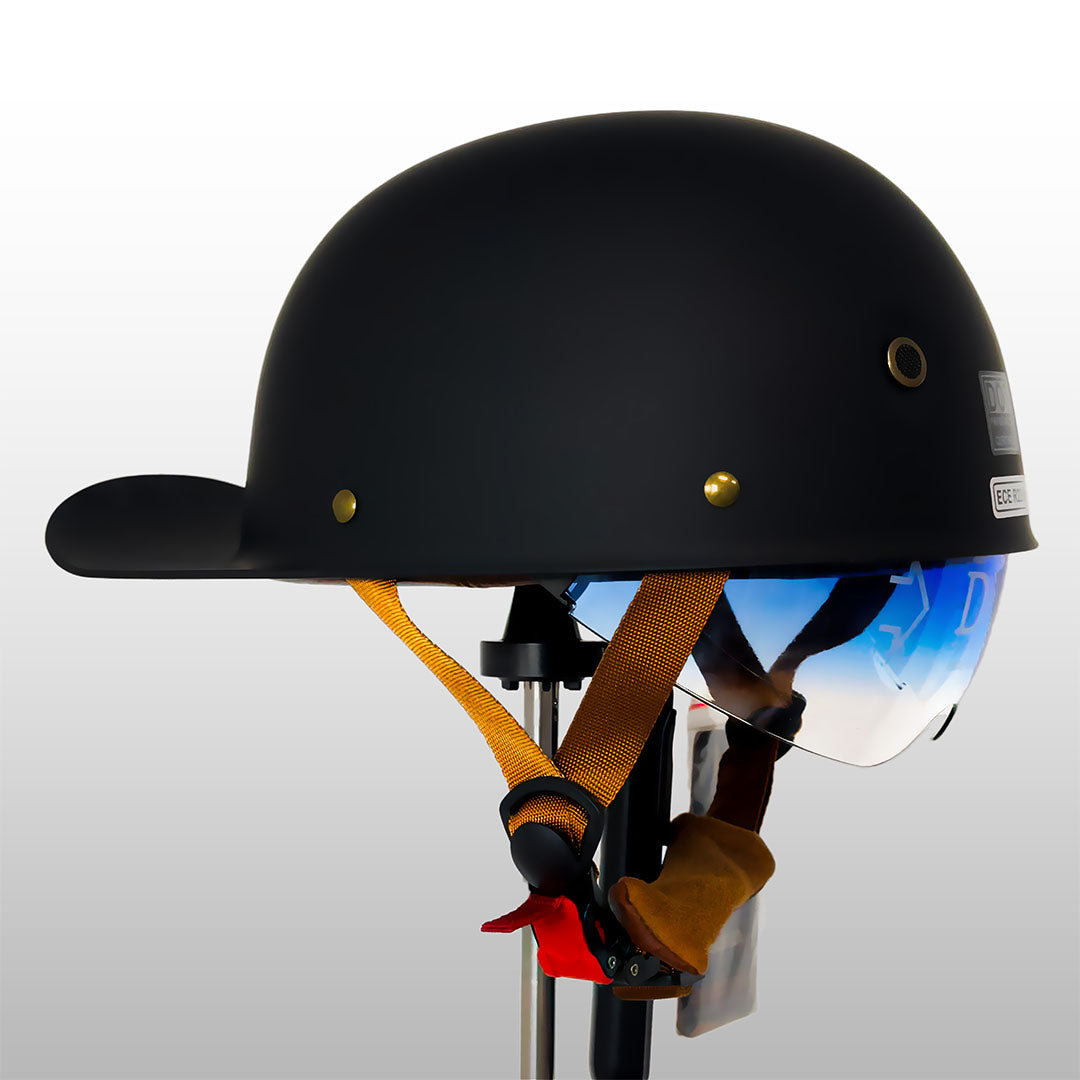 Kask motocyklowy w stylu czapki z daszkiem