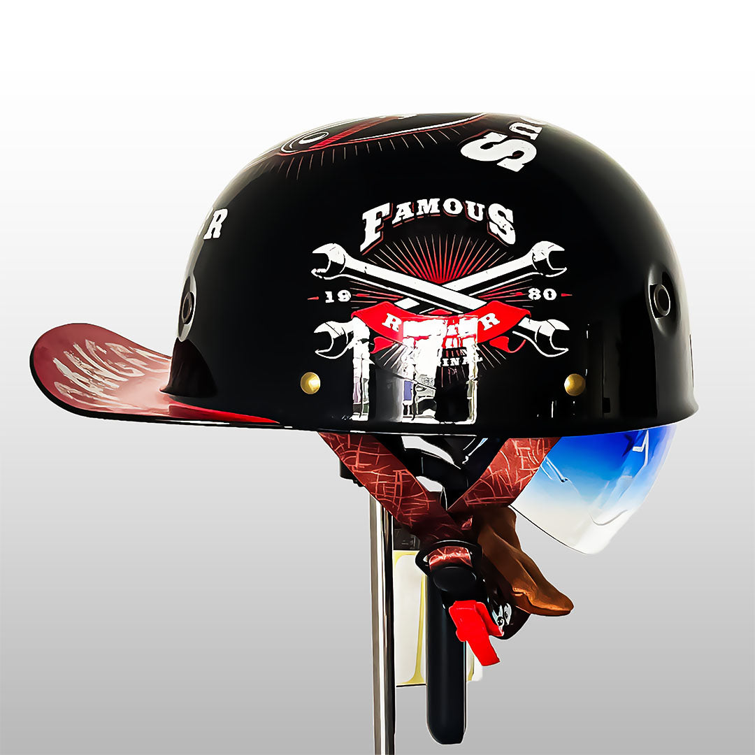 Kask motocyklowy w stylu czapki z daszkiem