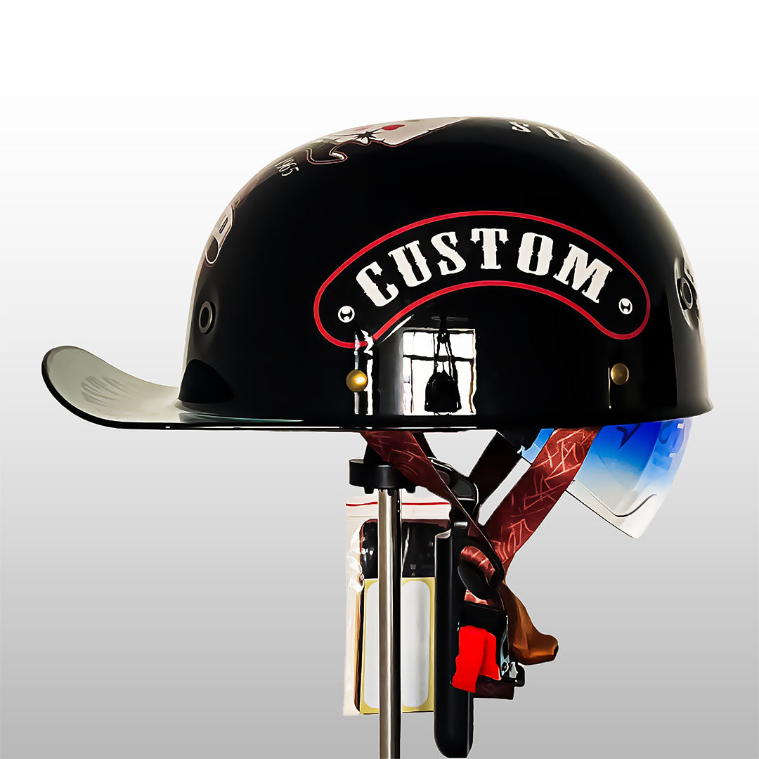 Kask motocyklowy w stylu czapki z daszkiem