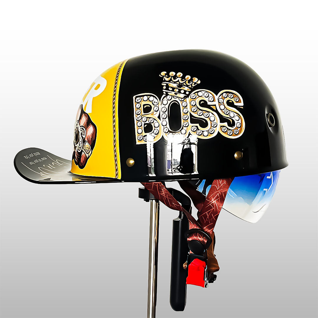 Kask motocyklowy w stylu czapki z daszkiem