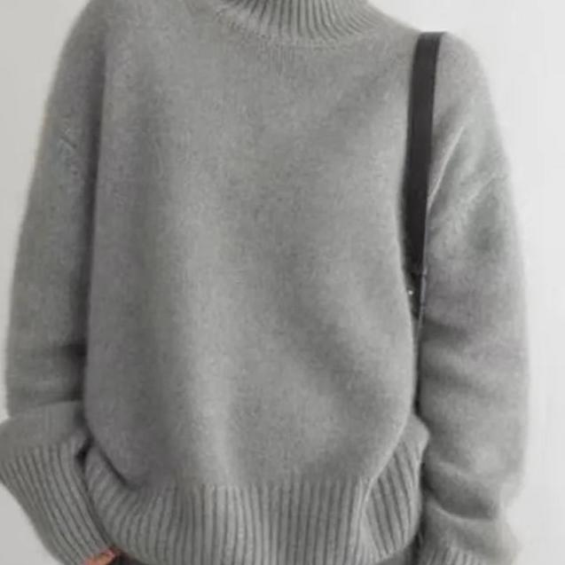 Kaszmirowy sweter z golfem oversize – miękki, ciepły i elegancki
