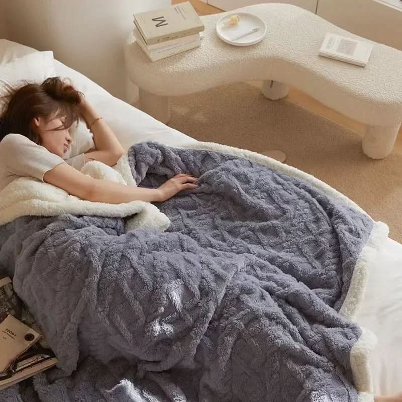 LAMMARA – Fluffy lambswool blanket for maximum warmth