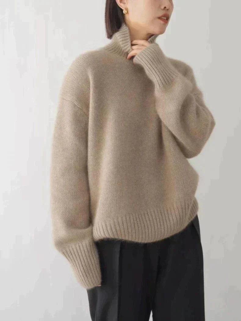 Miękki dzianinowy sweter z golfem – naturalna faktura