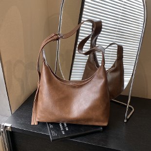 Minimalistyczna miękka skórzana torba typu hobo