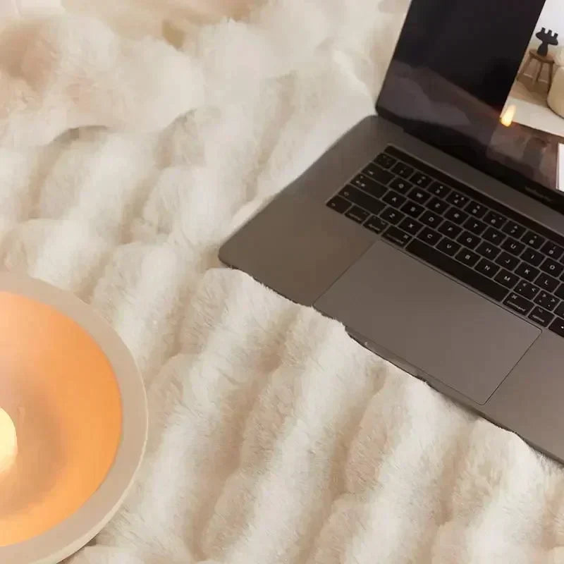 Portable Fluffy Blanket made of Faux Fur - VeluLuxe