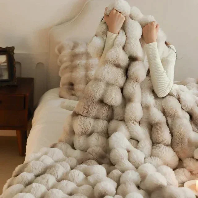 Portable Fluffy Blanket made of Faux Fur - VeluLuxe