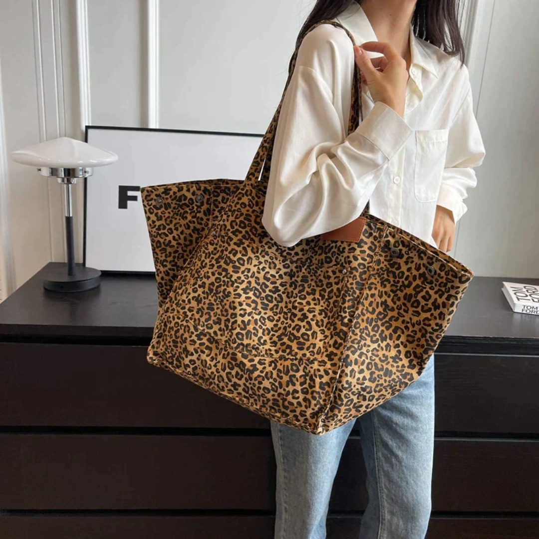 Stylish Handbag with Leopard Print - WildElegance