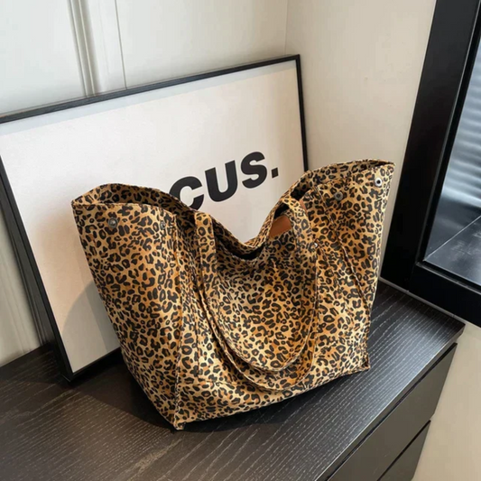 Stylish Handbag with Leopard Print - WildElegance