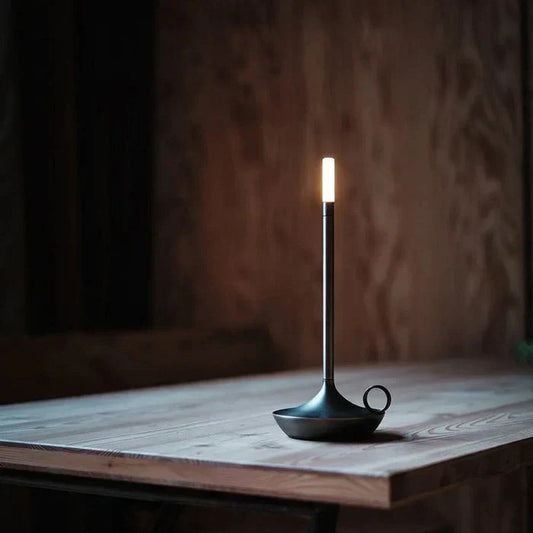 Subtelna lampa stołowa