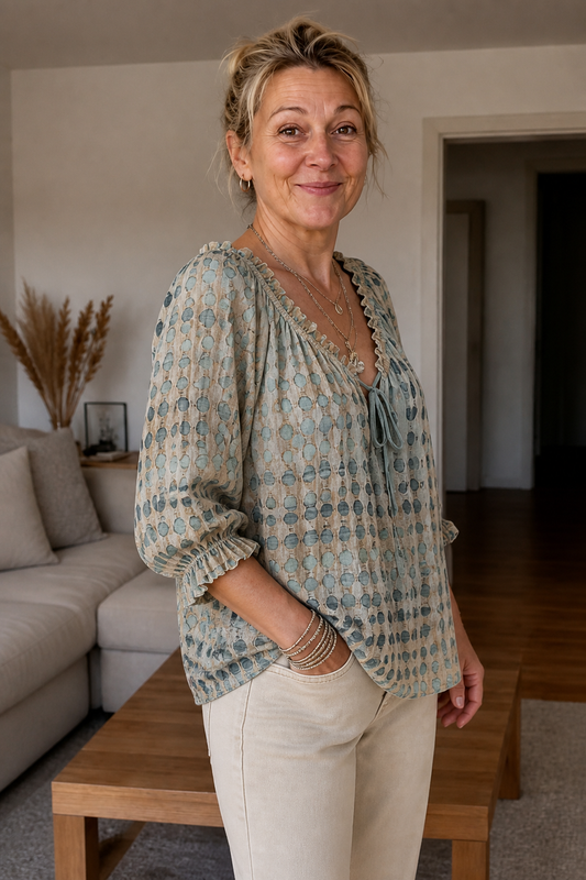 Bluzka boho z falbaną, wiązaniem przy szyi i nadrukiem