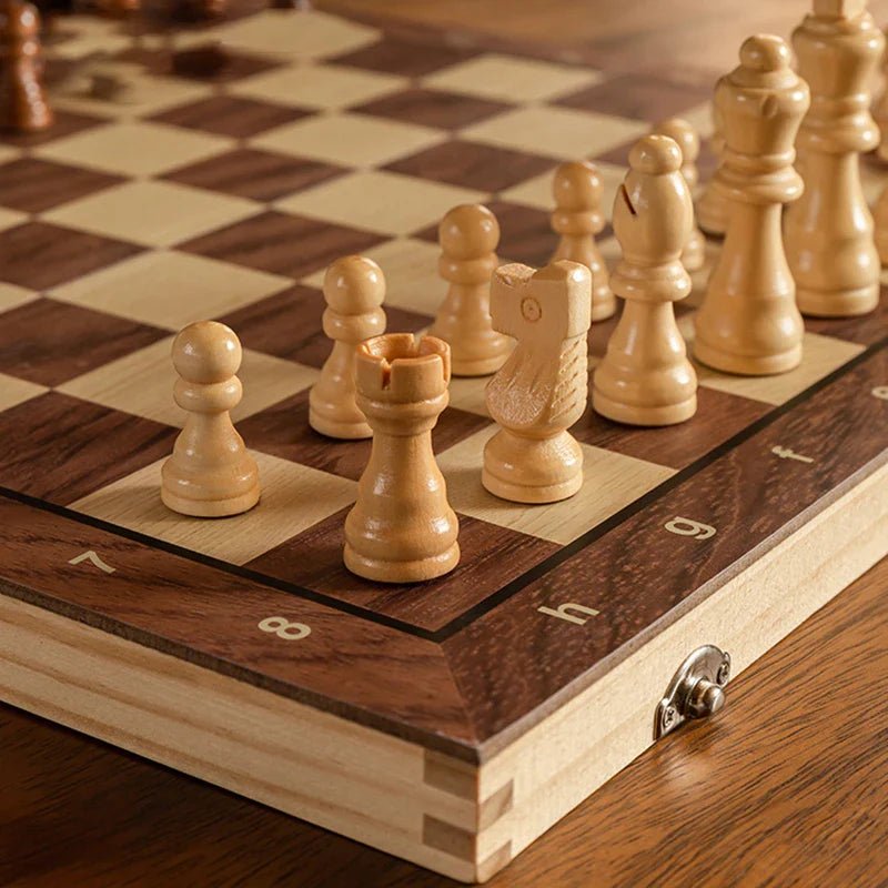 TRAVELCHESS – Portable Magnetic Wooden Chessboard for Fun on the Go